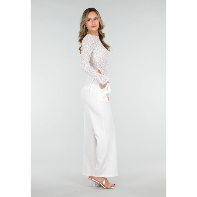 Weiße Hose mit goldfarbener Schnalle