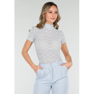 Babyblaues Top mit Lochmuster