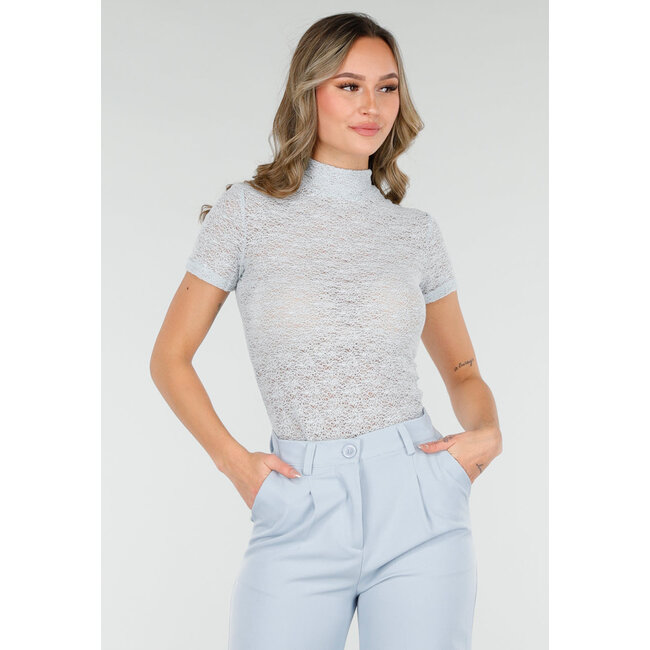 Babyblaues Top mit Lochmuster