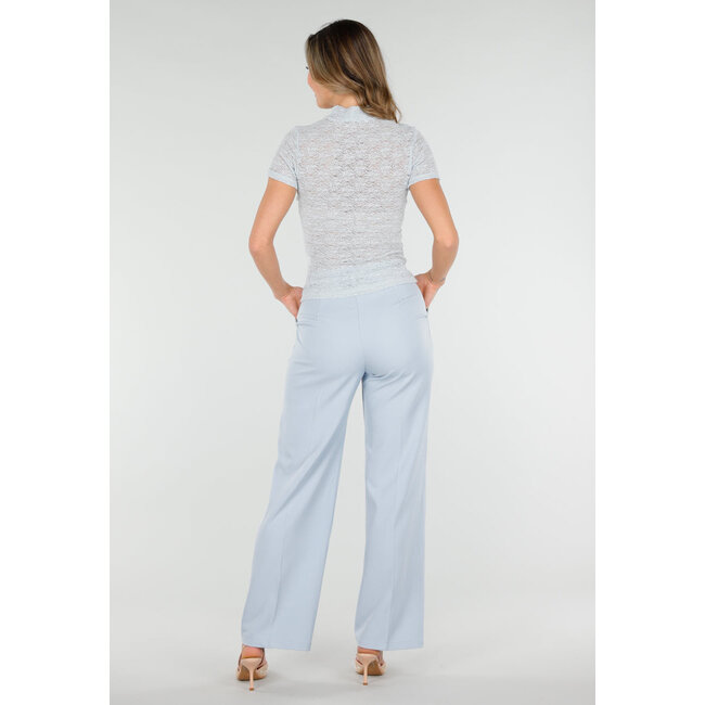 Hellblaues, gehäkeltes Stretch-Oberteil mit Rollkragen und kurzen Ärmeln