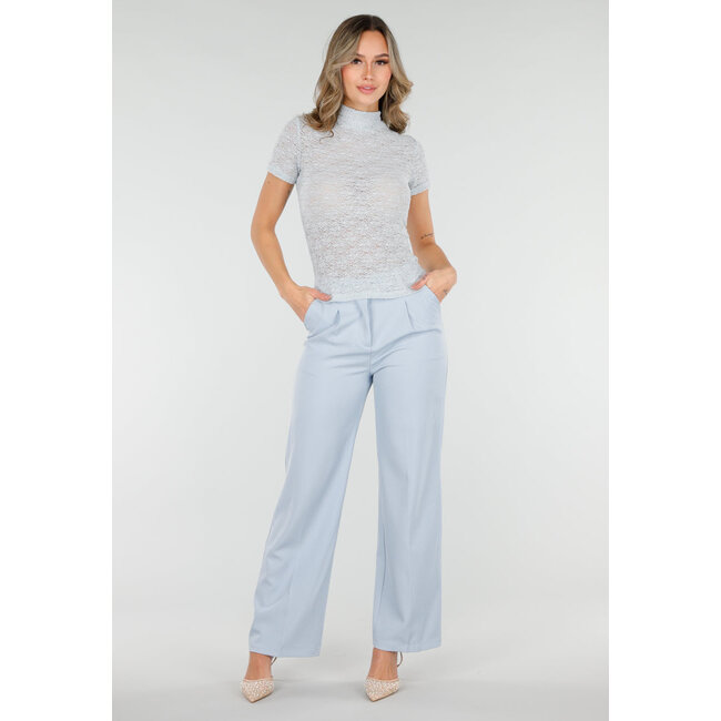 Hellblaues, gehäkeltes Stretch-Oberteil mit Rollkragen und kurzen Ärmeln