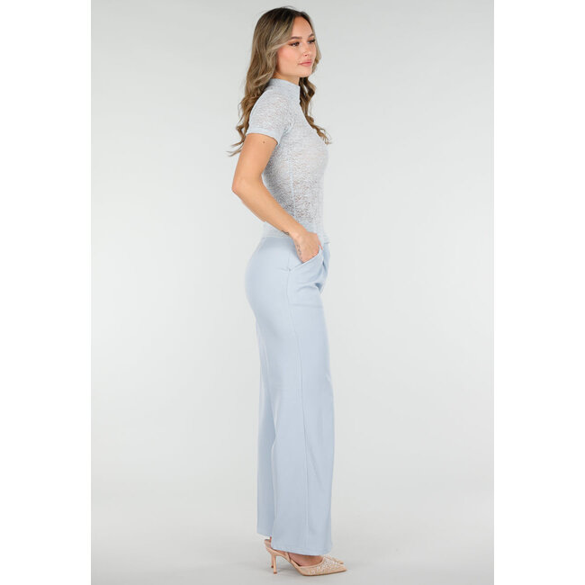 Hellblaues, gehäkeltes Stretch-Oberteil mit Rollkragen und kurzen Ärmeln