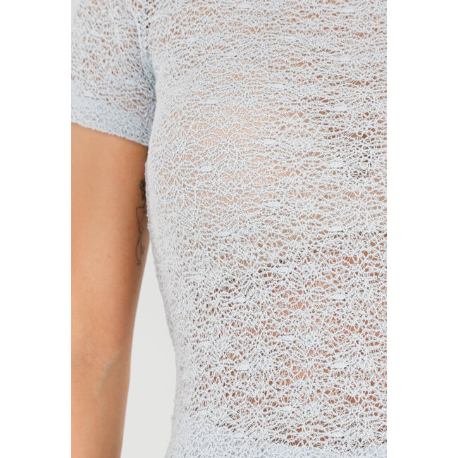 Hellblaues, gehäkeltes Stretch-Oberteil mit Rollkragen und kurzen Ärmeln