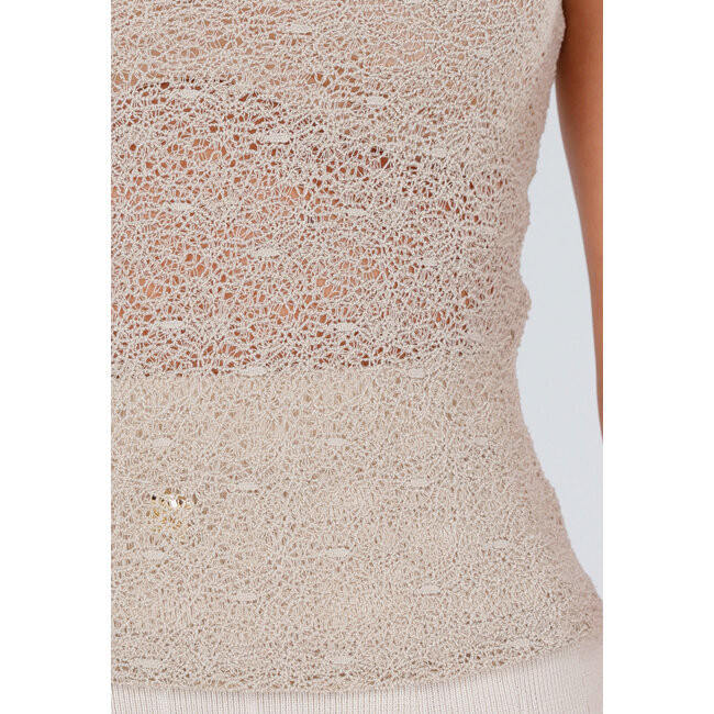 Beigefarbenes, gehäkeltes Oberteil mit kurzen Ärmeln und Rollkragen