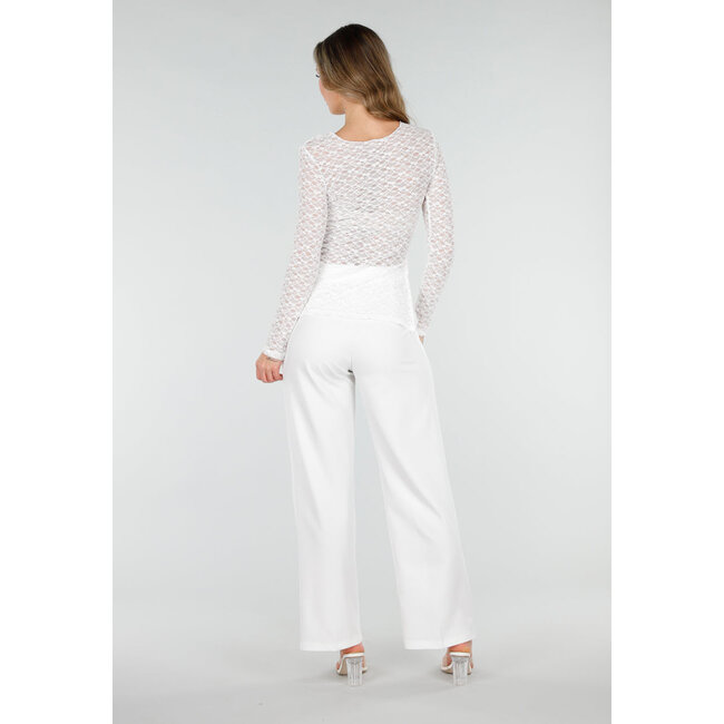 Weißes Spitzenoberteil mit Schlitzen