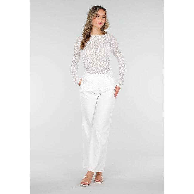 Weißes Spitzenoberteil mit Schlitzen