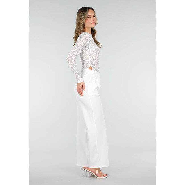 Weißes Spitzenoberteil mit Schlitzen