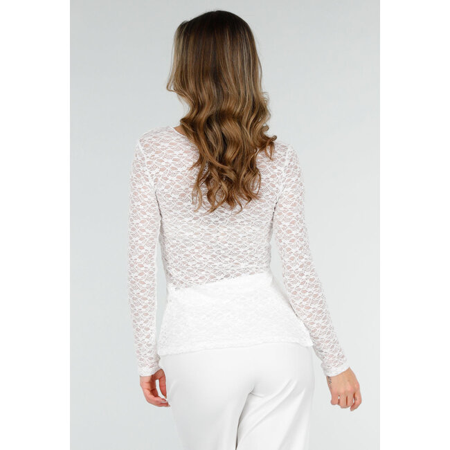 Weißes Spitzenoberteil mit Schlitzen