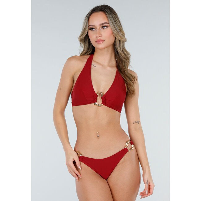 Bordeauxroter Bikini mit Neckholder-Oberteil und Wickelrock