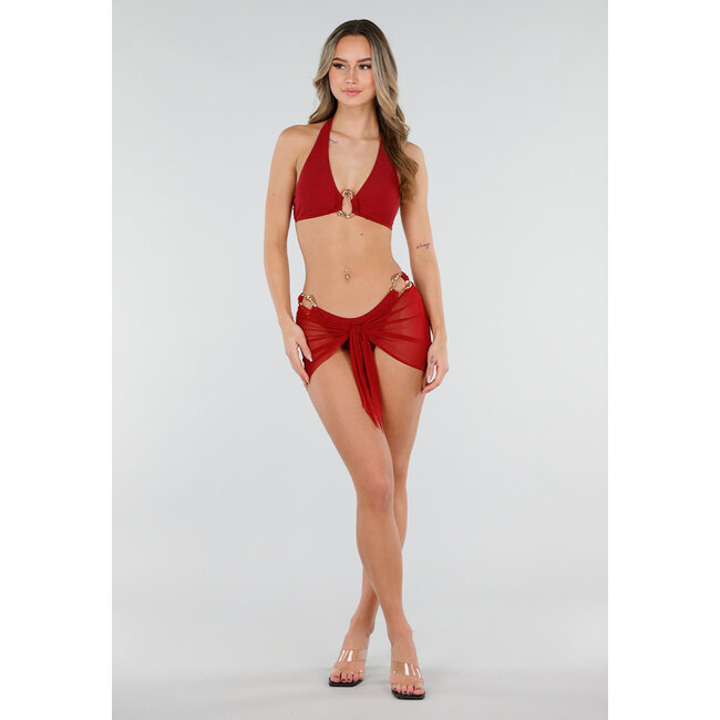 Bordeauxroter Bikini mit Neckholder-Oberteil und Wickelrock