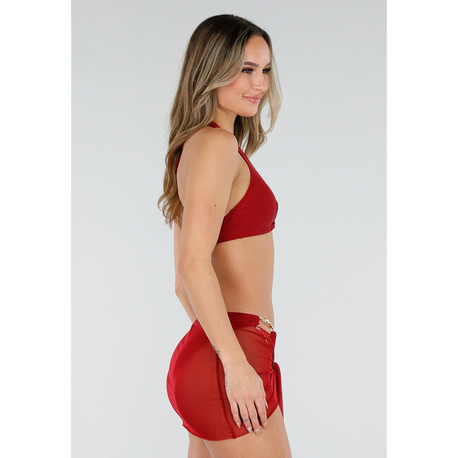 Bordeauxroter Bikini mit Neckholder-Oberteil und Wickelrock