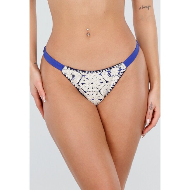 Blau-weiße gehäkelte Bikinihose
