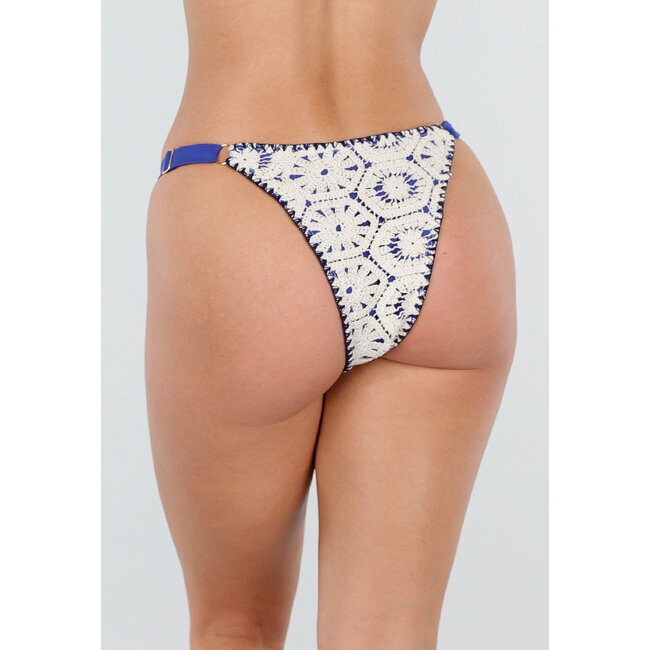 Blau-weiße gehäkelte Bikinihose