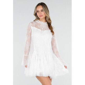 Weißes kurzes Spitzenkleid