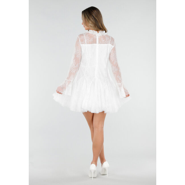 Weißes Spitzenkleid mit Rüschen und langen Ärmeln