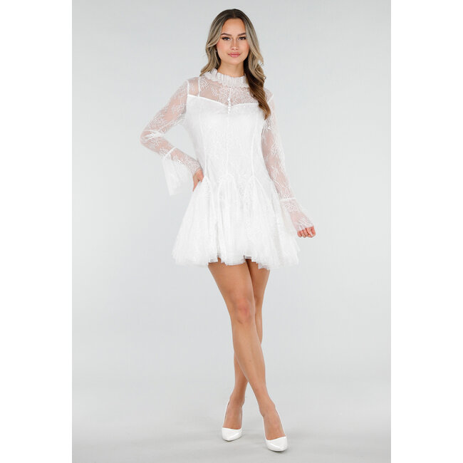Weißes Spitzenkleid mit Rüschen und langen Ärmeln
