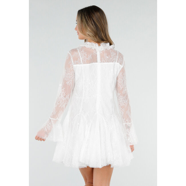 Weißes Spitzenkleid mit Rüschen und langen Ärmeln