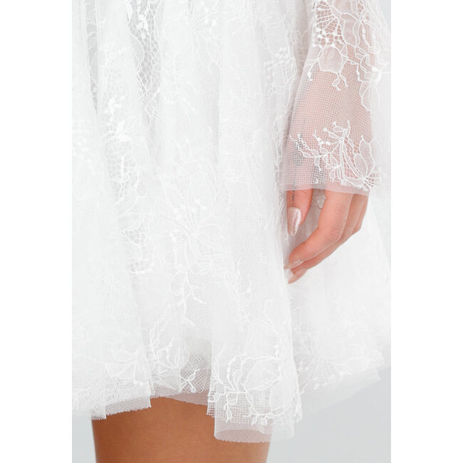 Weißes Spitzenkleid mit Rüschen und langen Ärmeln