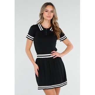 Schwarzes Set mit Polo-Top und Plisseerock