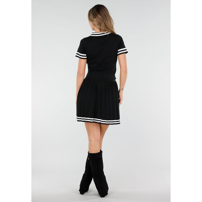 Schwarzes Stretch-Set mit Polo-Oberteil und Plisseerock