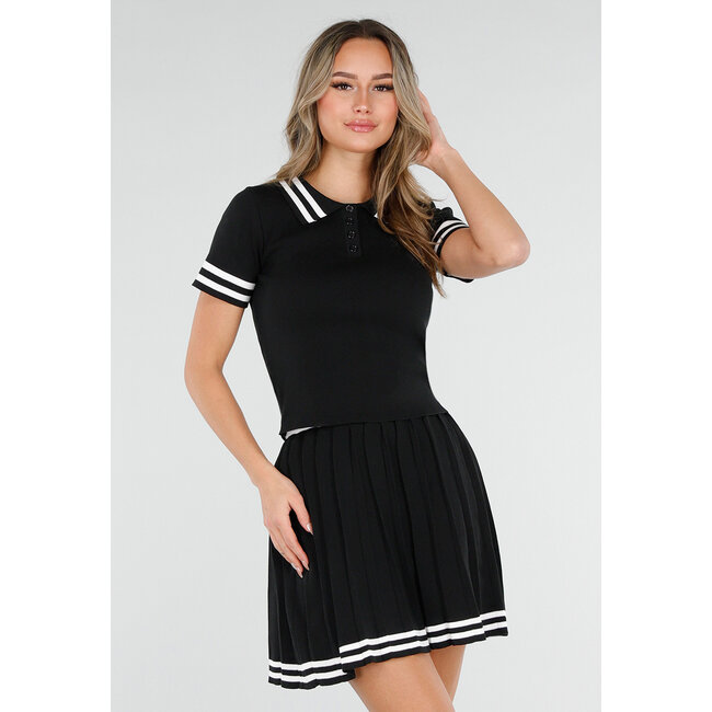 Schwarzes Stretch-Set mit Polo-Oberteil und Plisseerock