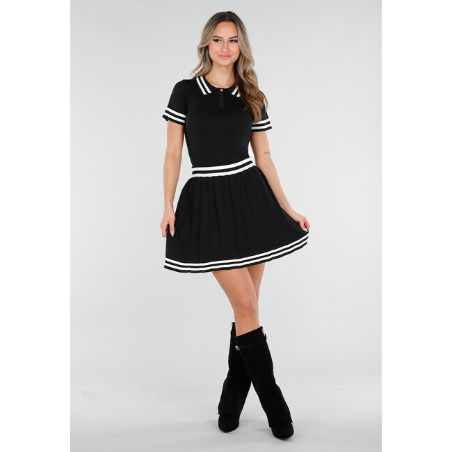 Schwarzes Stretch-Set mit Polo-Oberteil und Plisseerock