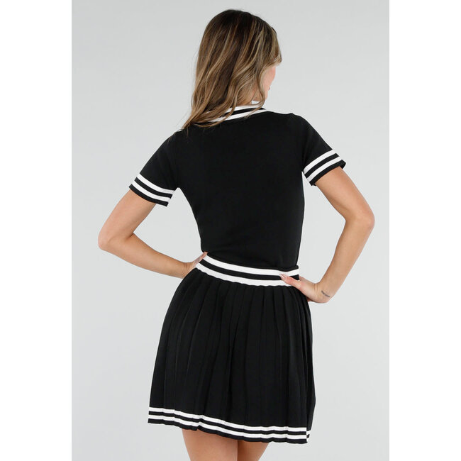 Schwarzes Stretch-Set mit Polo-Oberteil und Plisseerock