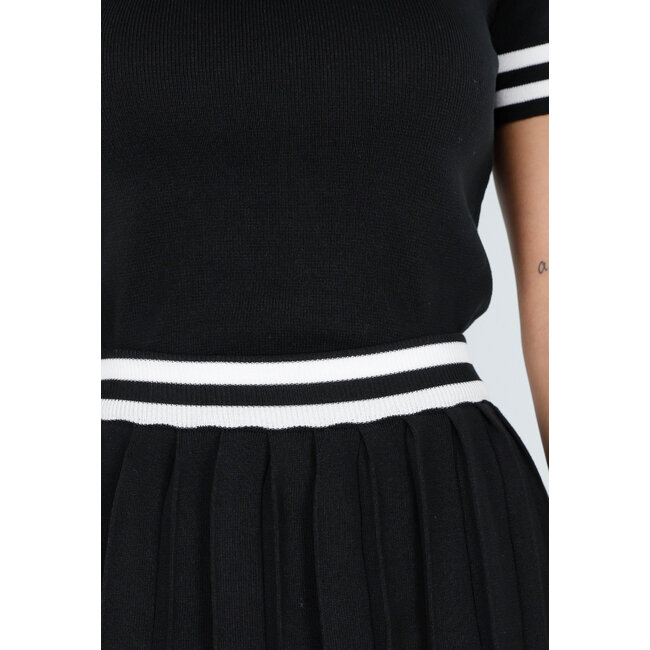 Schwarzes Stretch-Set mit Polo-Oberteil und Plisseerock