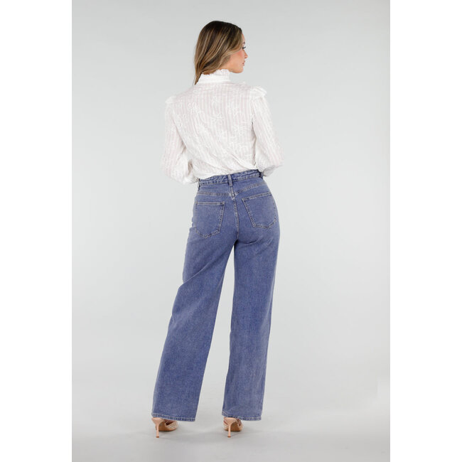 Weiße Bluse mit Rüschen und langen Ärmeln