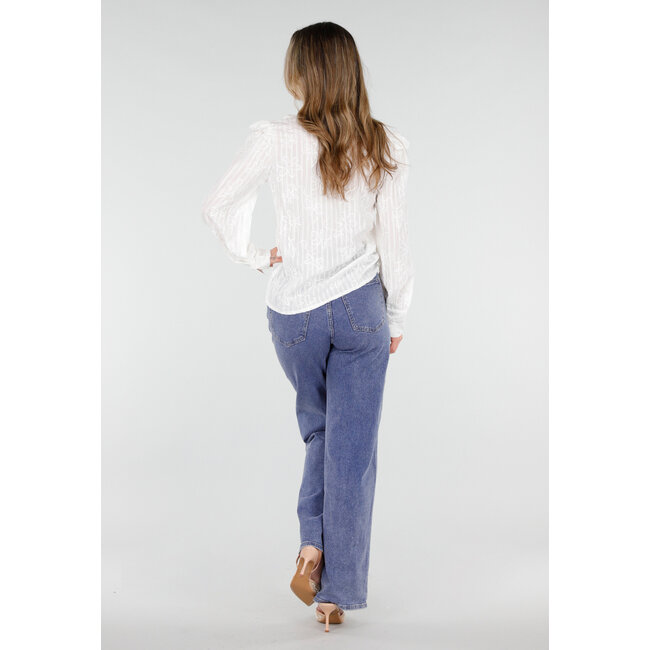 Weiße Bluse mit Rüschen und langen Ärmeln