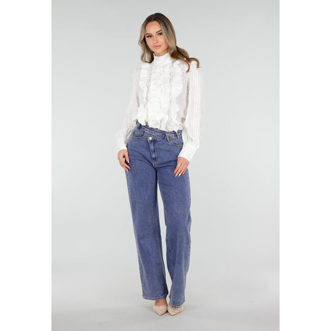 Weiße Bluse mit Rüschen und langen Ärmeln