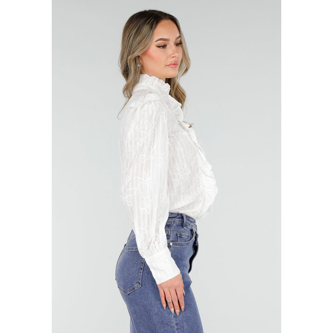 Weiße Bluse mit Rüschen und langen Ärmeln