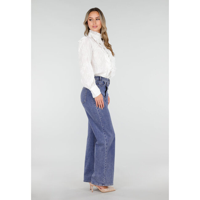 Weiße Bluse mit Rüschen und langen Ärmeln