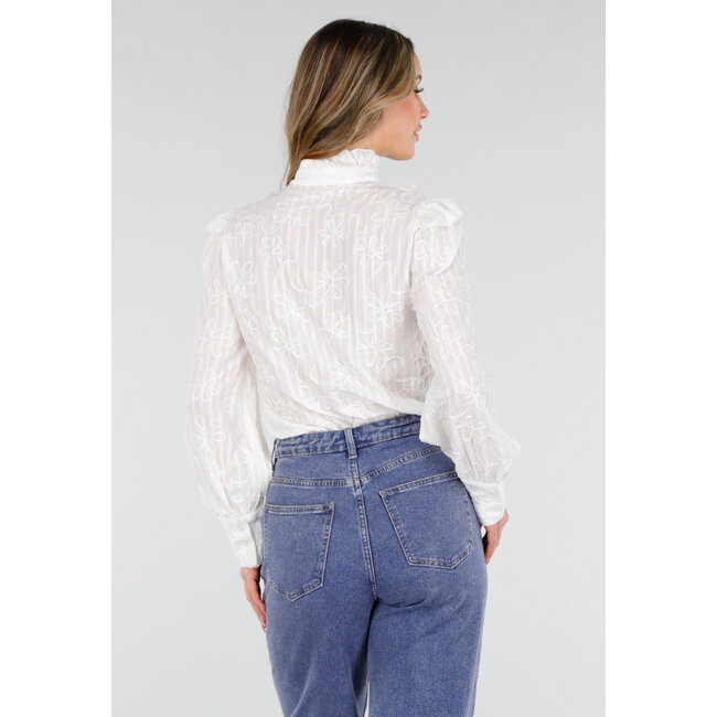 Weiße Bluse mit Rüschen und langen Ärmeln