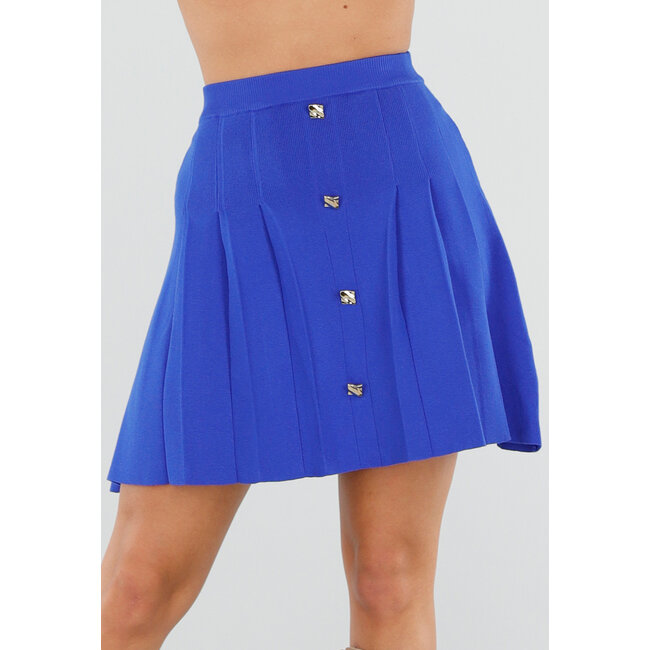 Blauer gestrickter Faltenrock mit Knöpfen