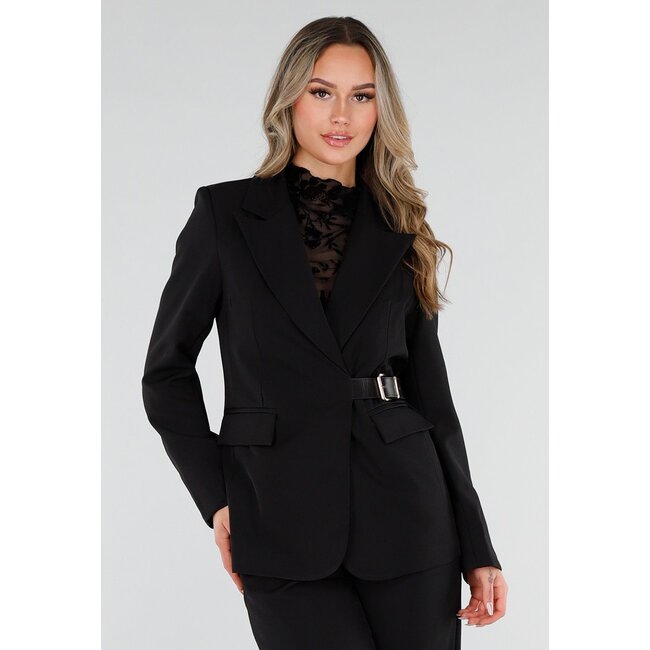 Schwarzer Blazer mit goldfarbenem Gürtel mit Schnalle