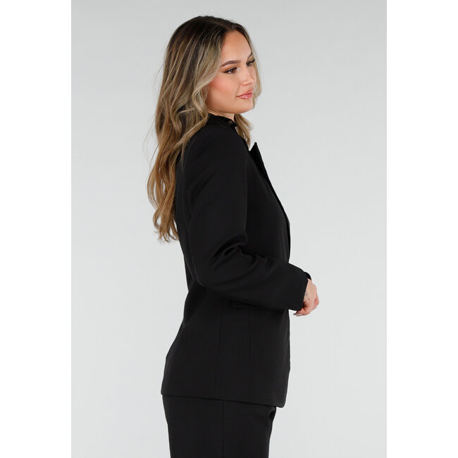 Schwarzer Blazer mit goldfarbenem Gürtel mit Schnalle