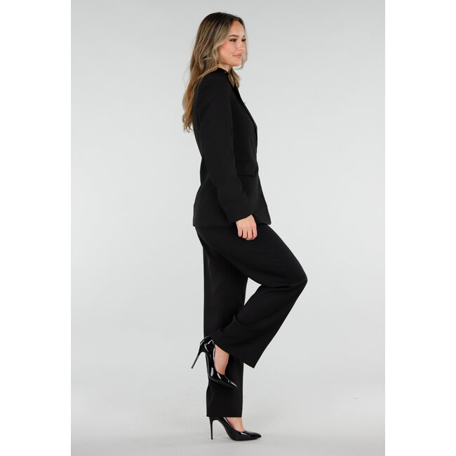 Schwarzer Blazer mit goldfarbenem Gürtel mit Schnalle