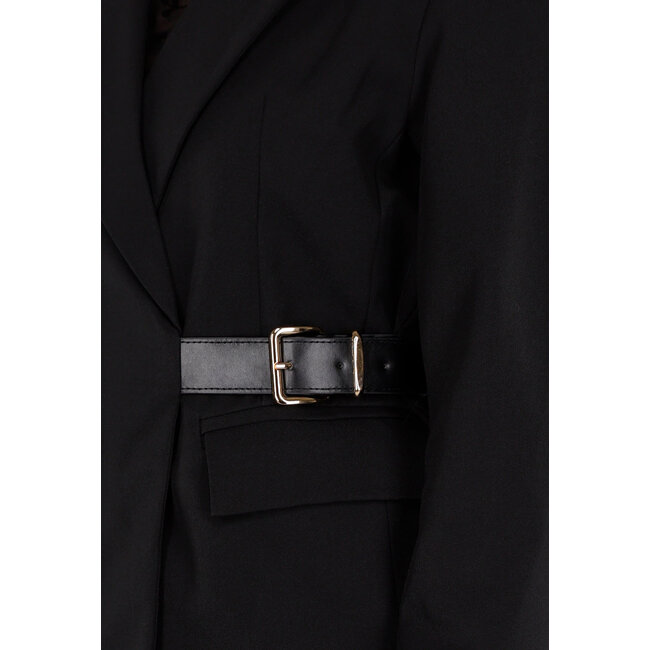 Schwarzer Blazer mit goldfarbenem Gürtel mit Schnalle