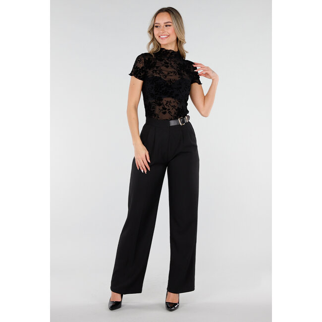 Schwarze Hose mit goldfarbener Schnalle