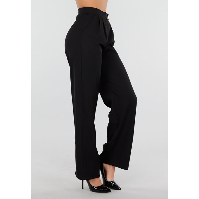 Schwarze Hose mit goldfarbener Schnalle