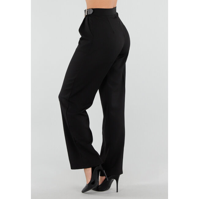 Schwarze Hose mit goldfarbener Schnalle