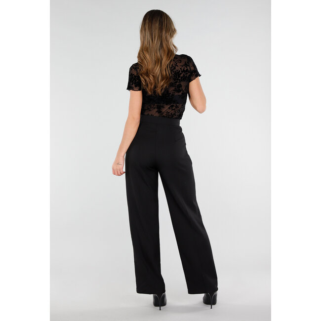 Schwarze Hose mit goldfarbener Schnalle