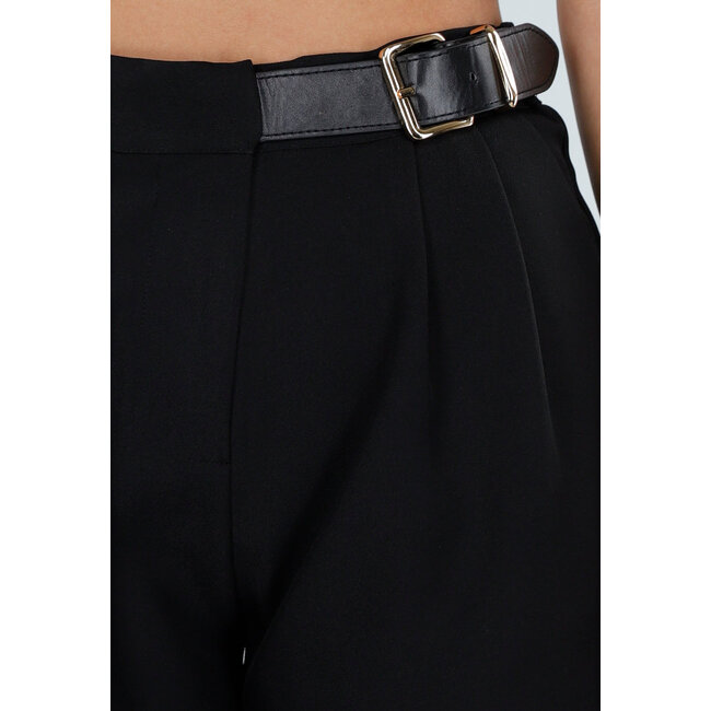 Schwarze Hose mit goldfarbener Schnalle