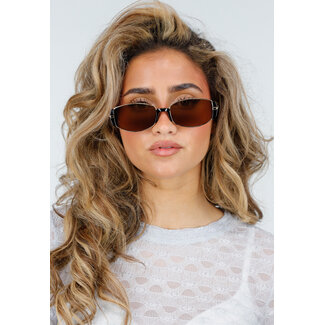 Schmale Sonnenbrille mit braunen Gläsern