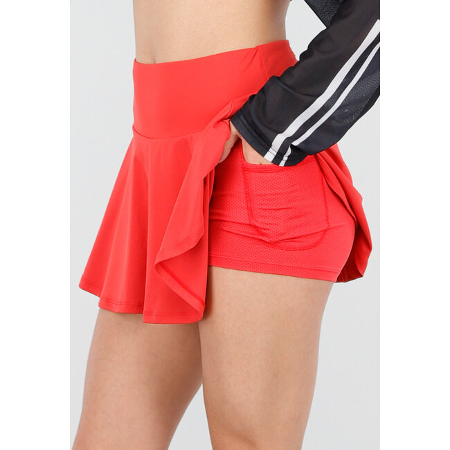 Roter Stretch-Skort mit Falten