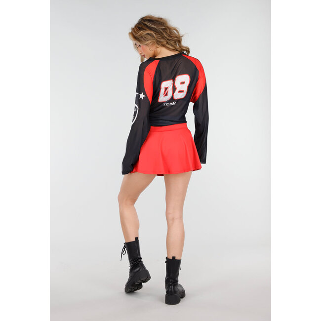 Roter Stretch-Skort mit Falten