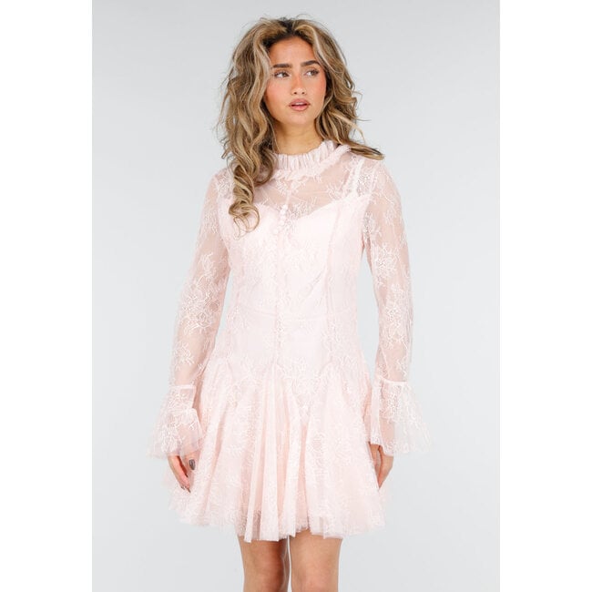 Hellrosa Spitzenkleid mit langen Ärmeln