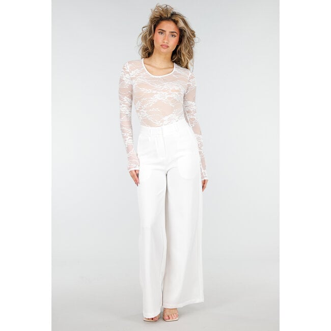 Weiße Hose mit hoher Taille und weitem Bein