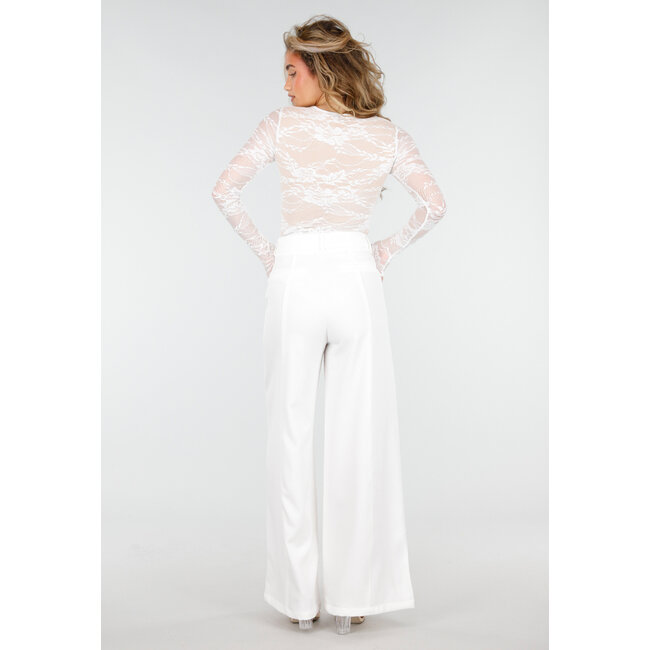 Weiße Hose mit hoher Taille und weitem Bein